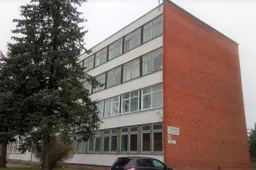 Santaikos gatvėje parduodamas sandėlys, aikštelė ir keturių aukštų pastatas su sklypais