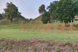 Šiaudinių skulptūrų fejerija – prie piliakalnio