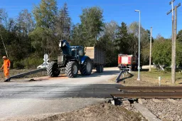 Susidūrė keleivinis traukinys ir traktorius