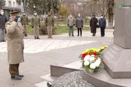 Prie naujo paminklo Senamiesčio skvere padėtos gėlės, pagerbtas karių ir partizanų atminimas