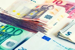 Moteris teigia netekusi krūvos pinigų, perlų koljė ir daug kitų vertingų papuošalų