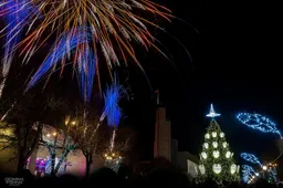 Kalėdų eglė Alytuje įžiebta su įspūdinga fejerija