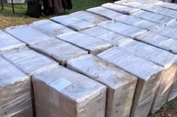 Lazdijų rajone sulaikyti 33 tūkst. pakelių cigarečių bei du, įtariama, galimai su kontrabanda susiję pasienio pareigūnai