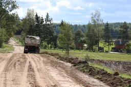 Remontuojama rajono kaimus jungianti gatvė