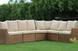 Kokios yra skirtingų audinių lauko baldams savybės?