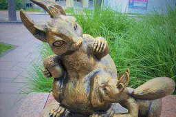 Dar viena bronzinė voverė Alytuje tupės, nauji miesto vartai stovės