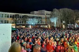 Tūkstantinė minia Alytuje dėkojo gaisro gesintojams
