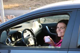 Kovo 8-ąją pražydo gėlėmis, baudos kvitus keitė saldžiomis dovanėlėmis