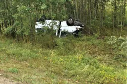 Susidūrė BMW, VW ir „Toyota“, jos vairuotojas - sužeistas