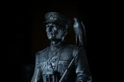 A. Ramanausko-Vanago paminklas pagal nuotrauką su vanagėliais stovės Merkinėje