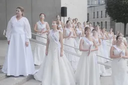 Rotušės aikštėje – 30 nuotakų