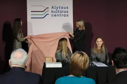 Alytaus kultūros centras savo ištakas pagerbė ženkle