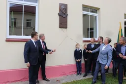 Atidengtas signataro Vlado Mirono bareljefas