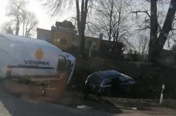 Siuntų bendrovės mersedesas daužėsi į škodą