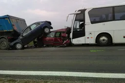 Susidūrė keturi automobiliai: „Audi", „Ford" atsidūrė sunkvežimio ir autobuso „spąstuose"