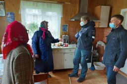 Senjorus lanko policijos atstovai ir seniūnai