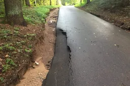 Liūtys prie Dailidės išplovė ir sulaužė naują asfaltą