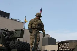 NATO metinėse – iškilminga rikiuotė ir salvės