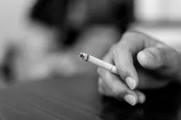 Prisidegta pirmoji cigaretė: kas paauglius ir suaugusiuosius paskatina rūkyti?