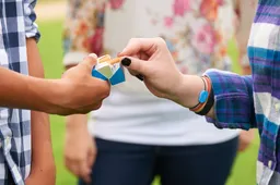 Cigaretė jaunuolio rankoje: kodėl ji taip vilioja ir kokią įtaką turi jaunam organizmui?