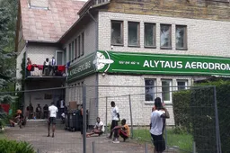 Septynios dešimtys nelegalų Alytuje apgyvendinti pastate su vos dviem tualetais ir kriauklėm