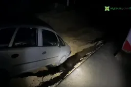 Opelis įkrito į remontuojamos gatvės griovį