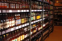 Bendras išgeriamo alkoholio kiekis Lietuvoje mažėja, tačiau pilstuko ir naminės degtinės vartojimas auga