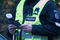 Vairuotoja neblaivumą tikrintis atsisakė, girti važiavo ne tik automobiliais