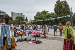 Atgijusiame Senamiesčio skvere vieni tuštino savo spintukes, o kiti jas pildė