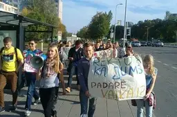 Alytaus mokiniai nešė protesto šūkius, tarp jų – ir „Emigruokim kartu!” (VIDEO)