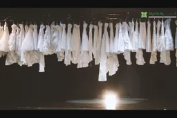 Originali verslininkų dovana scenos žmonėms - beveik pusšimtis vestuvinių suknelių (VIDEO)