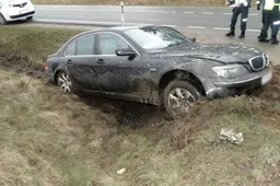 Siekdamas išvengti avarijos – BMW nulėkė nuo kelio: sužeistos dvi moterys ir mažametė