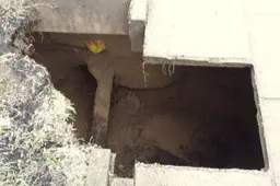 Prie Volungės g. 12 namo – grėsminga smegduobė (ATNAUJINTA)