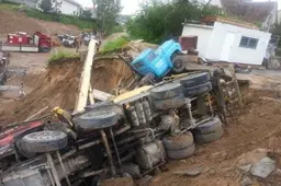 Ligoninės gatvėje nugriuvo  autokranas, į griovį nuslydo sunkvežimis - betono maišyklė (NUOTRAUKOS. VIDEO)