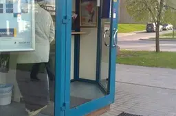Išdaužtas „snoriuko“ durų stiklas, prie banko padalinio sulaikytas įtariamasis