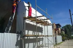 Buvusio kino teatro fasadas - „užkonservuotas“: aklinai apkaltas skarda