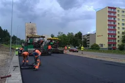 Naujosios g. antroje juostoje patiesta dar 30 sunkvežimių asfalto