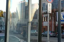 Vėjui įsibėgėti sutrukdė Alytaus centre esanti reklamos kolona (NUOTRAUKOS. ATNAUJINTA)