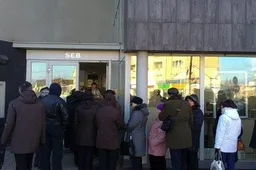 Prie SEB'o Alytuje - eilės (NUOTRAUKOS)