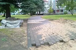 Rotušės aikštės trinkelės įdarbintos ir prie buvusios apskrities administracijos