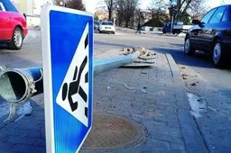 Alytuje šviesoforus daužė neblaivaus alytiškio vairuojama „Toyota Corolla“ (ATNAUJINTA. PAPILDYTA)