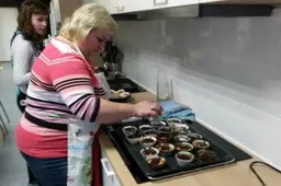 Mokiniai su mamytėmis kepė keksiukus