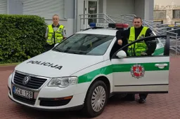 Vairuotojas dėkoja kelyje padėjusiems patruliams