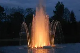 Fontanas groja Johano Štrauso valsus, polkas, „Turkų maršą” ir „Karmen”