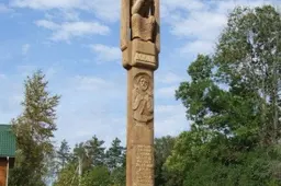 Dzūkijos vietovę, kur senovėje buvo lydoma geležis, papuošė koplytstulpis su kalviu, priekalu, kūju ir žnyplėmis