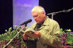 Aukštai į dangų kilo dalyvių paleisti balti balandžiai: gimtinėje pagerbta poetė, rašytoja, tapytoja