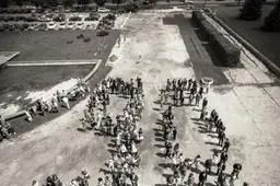 Trys Alytaus gimnazijos šoko ir filmavosi, viena - meniškai fotografavosi (VIDEO)