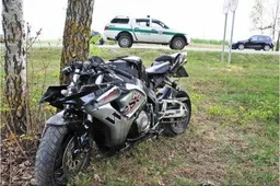 Motociklu važiavusi alytiškių pora vertėsi ir skriejo nuo kelio (ATNAUJINTA)