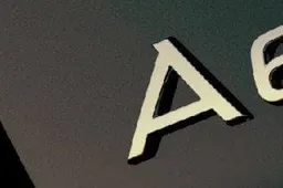 Pradėjo luptis nenustatytu skysčiu apipilta „Audi“ (ATNAUJINTA)
