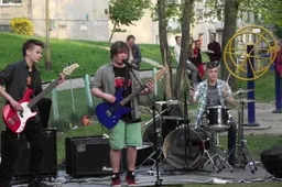 Buvusiame vaikų darželyje skambėjo jaunimo atliekama muzika (VIDEO)